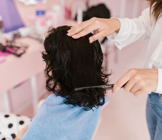 Zbliżenie na stylizację włosów kobiety w nowoczesnym salonie